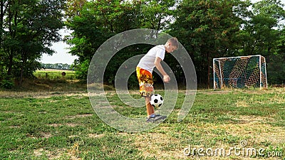 Scosse adolescenti un pallone da calcio Scosse adolescenti un pallone da calcio
