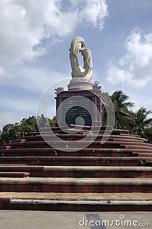 Sculpture of dolphins on the waves monument in Laem Thaen Capeat Bang Saen Beachon in Chonburi, Thailanda Editorial Stock Photo