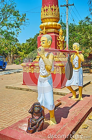 The ritual gong, Alo-daw Pyi Pagoda, Bagan, Myanmar Stock Photo