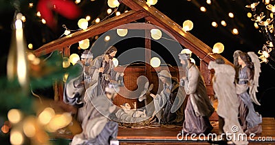 Scène de la Nativité Jesus Christ avec des lumières atmosphériques près de l'arbre de Noël Scène de la Nativité Jesus Christ avec des lumières atmosphériques près de l'arbre de Noël