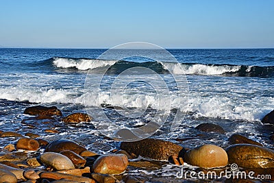 Sea waves in the bay of Akhlestyshev of the coast of the island Russian. Russia, Vladivostok Stock Photo