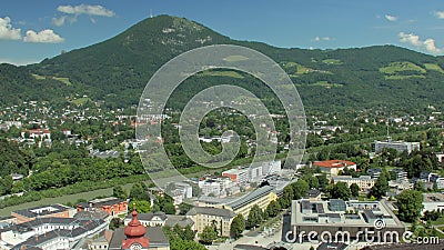 Secteur moderne de petite ville européenne à la base de la colline pittoresque avec la forêt dense sur des pentes banque de vidéos Secteur moderne de petite ville européenne à la base de la colline pittoresque avec la forêt dense sur des pentes banque de vidéos