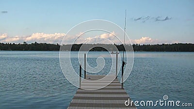 Seelandschaft mit Dock, Angelrute und Fischerboot Seelandschaft mit Dock, Angelrute und Fischerboot
