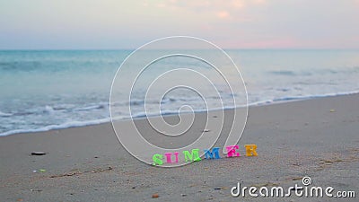 Seewelle wäscht weg die mehrfarbigen Plastikbuchstaben, die auf sandigem Ufer liegen und von den Buchstaben sammelte Wort geht ‚z stock video Seewelle wäscht weg die mehrfarbigen Plastikbuchstaben, die auf sandigem Ufer liegen und von den Buchstaben sammelte Wort geht ‚z stock video
