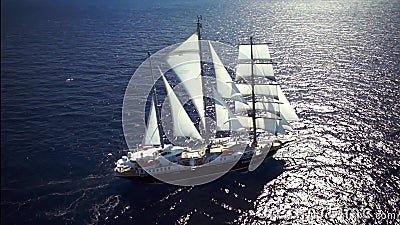 Segelschiff im ruhigen Wettersegeln auf dem Ozean stock footage Segelschiff im ruhigen Wettersegeln auf dem Ozean stock footage