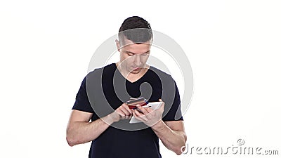 Sehr flacher DOF! Konzentrieren Sie sich auf der Hand und auf die Karte Viele Kreditkarten und eine Tablette in den Händen von Mä stock footage Sehr flacher DOF! Konzentrieren Sie sich auf der Hand und auf die Karte Viele Kreditkarten und eine Tablette in den Händen von Mä stock footage