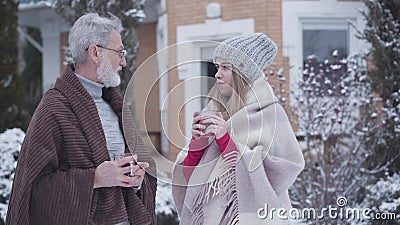 Seitenansicht des verheirateten Paares mit Altersunterschied im Freien und Chat Senior Caucasian und stock video Seitenansicht des verheirateten Paares mit Altersunterschied im Freien und Chat Senior Caucasian und stock video
