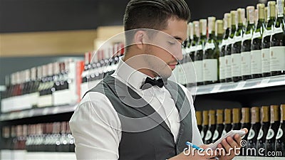 Seitenansicht des überzeugten jungen Sommelier Seitenansicht des überzeugten jungen Sommelier