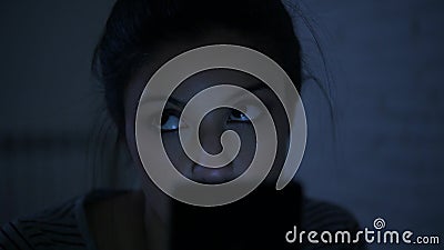 seitlicher Schwenk der jungen attraktiven hispanischen Frau auf ihrem 30s, das im Bett Spät- unter Verwendung des Handyblickes li stock footage seitlicher Schwenk der jungen attraktiven hispanischen Frau auf ihrem 30s, das im Bett Spät- unter Verwendung des Handyblickes li stock footage