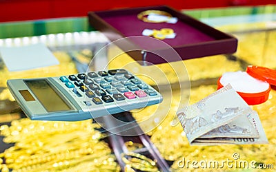 Selective focus to calculator to calculate the purchase of gold jewelry Stock Photo