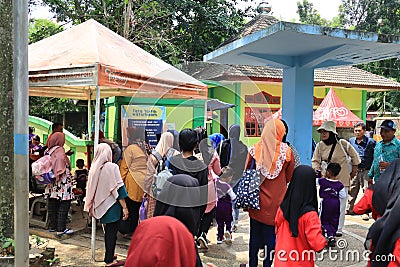 Semarang, December 2022. Visitors, parents and children, enjoy a tour of the Semarang Zoo Editorial Stock Photo