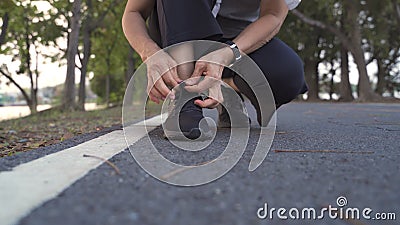 Senior sport femme assis et serrage noeud dentelle chaussure. coureur asiatique âgé nouant des lacets avant de faire du jogging sé banque de vidéos Senior sport femme assis et serrage noeud dentelle chaussure. coureur asiatique âgé nouant des lacets avant de faire du jogging sé banque de vidéos
