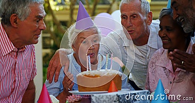 Senioren, die einen Geburtstag 4k feiern stock video footage Senioren, die einen Geburtstag 4k feiern stock video footage