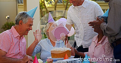 Senioren, die einen Geburtstag 4k feiern stock video footage Senioren, die einen Geburtstag 4k feiern stock video footage