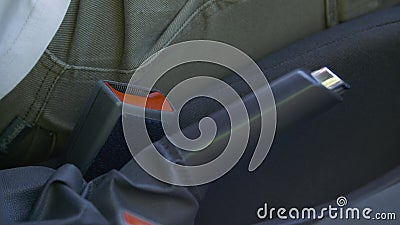 Serpents chauffeurs soulève main levier de frein de stationnement et déverrouiller ceinture de siège de voiture. banque de vidéos Serpents chauffeurs soulève main levier de frein de stationnement et déverrouiller ceinture de siège de voiture. banque de vidéos