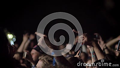 Serrez-vous en soulevant leurs mains et en les encourageant au concert de rock la nuit clips vidéos Serrez-vous en soulevant leurs mains et en les encourageant au concert de rock la nuit clips vidéos
