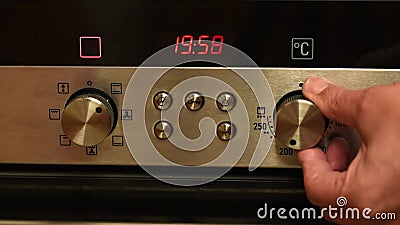 Vermomd Tegenslag Trunk bibliotheek Setting the oven clock stock video. Video of temperature - 181660591