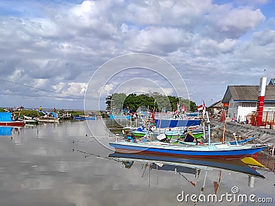 Several traditional fishing wooden boats anchored in the river Stock Photo