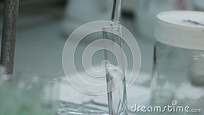 Sgocciolatura liquida nella provetta in un laboratorio di ricerca Sgocciolatura liquida nella provetta in un laboratorio di ricerca