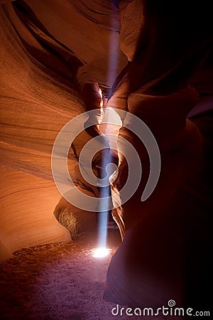 Shaft of light streams down to the canyon floor, Upper Antelope Canyon Stock Photo