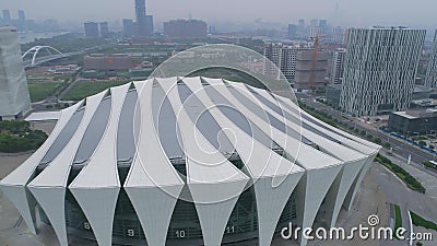 SHANGAI, CHINA - 6 DE MAYO DE 2017: Vídeo aéreo de la niebla oriental del centro de deportes de Shangai 4K, oscuridad metrajes SHANGAI, CHINA - 6 DE MAYO DE 2017: Vídeo aéreo de la niebla oriental del centro de deportes de Shangai 4K, oscuridad metrajes