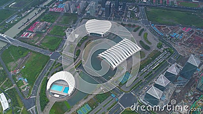 SHANGAI, CHINA - 6 DE MAYO DE 2017: Vídeo aéreo de la niebla oriental del centro de deportes de Shangai 4K, oscuridad metrajes SHANGAI, CHINA - 6 DE MAYO DE 2017: Vídeo aéreo de la niebla oriental del centro de deportes de Shangai 4K, oscuridad metrajes