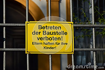 Shield in German Betreten der Baustelle verboten Stock Photo