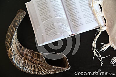 Shofa Tallit and Jewish prayer book on a wooden table Stock Photo