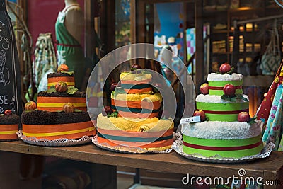 Shopping window displaying household goods and towels shaped as cakes Stock Photo