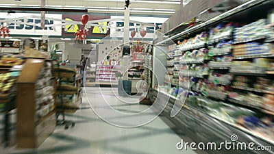 Shoppingvagn som springer till och med livsmedelsbutikgångar i tidschackningsperiod stock video Shoppingvagn som springer till och med livsmedelsbutikgångar i tidschackningsperiod stock video