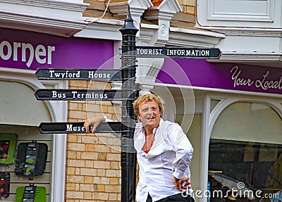 SIDMOUTH, DEVON, ENGLAND - AUGUST 5TH 2012: Two street jugglers and entertainers perform in the town square to an appreciative Editorial Stock Photo