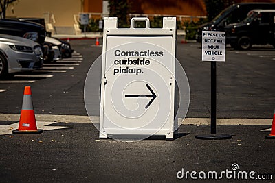 Sign advertising Contactless Curbside Pickup at retail retail store parking lot Stock Photo