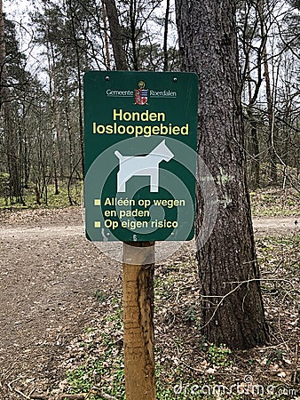 Sign Honden losloopgebied in park De Meinweg, community Roerdalen Editorial Stock Photo