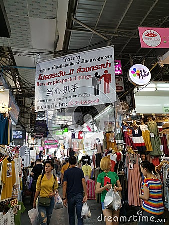 A sign warns shoppers of pickpocket gangs Editorial Stock Photo