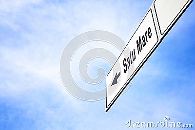 Signboard pointing towards Satu Mare Stock Photo