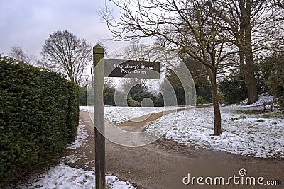 Signpost pointing to King Henry`s Mound in Richmond Park Stock Photo
