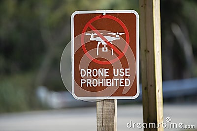 Signpost with warning about drone usage prohibition in state park. Warning notice against using UAV and quadcopters Stock Photo
