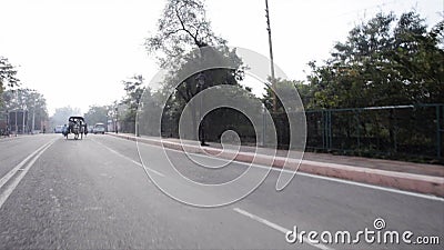 Siguiendo el tiro del caballo carts la mudanza encendido del camino, Agra, Uttar Pradesh, la India almacen de video Siguiendo el tiro del caballo carts la mudanza encendido del camino, Agra, Uttar Pradesh, la India almacen de video