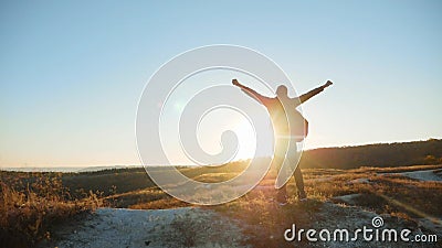 Silhouette d'homme essayant d'obtenir le coucher du soleil de hausse de touristes de marche corps à corps de grimpeurs d'aventure clips vidéos Silhouette d'homme essayant d'obtenir le coucher du soleil de hausse de touristes de marche corps à corps de grimpeurs d'aventure clips vidéos