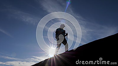 Silhouette D'Un Touriste Avec Un Sac À Dos Randonnée Dans La Montagne Au Coucher Du Soleil clips vidéos Silhouette D'Un Touriste Avec Un Sac À Dos Randonnée Dans La Montagne Au Coucher Du Soleil clips vidéos