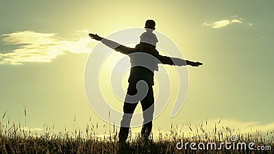 Silhouette de père et de fils sur le fond de coucher du soleil Le papa et le fils montrent le vol eux-mêmes banque de vidéos Silhouette de père et de fils sur le fond de coucher du soleil Le papa et le fils montrent le vol eux-mêmes banque de vidéos