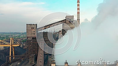 Silueta del hombre de negocios Cowering El tubo de la industria contamina la atmósfera con humo, contaminación de la ecología, fá Silueta del hombre de negocios Cowering El tubo de la industria contamina la atmósfera con humo, contaminación de la ecología, fá