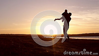 Silueta, niño feliz con la madre y padre, familia en la puesta del sol, verano Corra, educando al bebé para arriba en el aire, lo almacen de metraje de vídeo Silueta, niño feliz con la madre y padre, familia en la puesta del sol, verano Corra, educando al bebé para arriba en el aire, lo almacen de metraje de vídeo