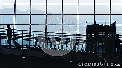 Siluetas del viajero en aeropuerto almacen de metraje de vídeo Siluetas del viajero en aeropuerto almacen de metraje de vídeo