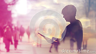 Siluetta di Internet di lettura rapida della donna sul computer della compressa di Digital, metraggio di doppia esposizione Siluetta di Internet di lettura rapida della donna sul computer della compressa di Digital, metraggio di doppia esposizione
