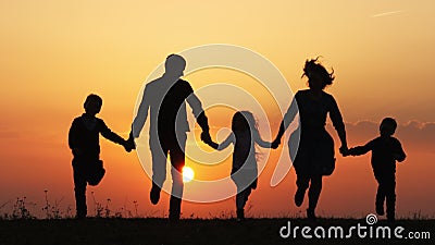 Siluette della famiglia che tengono le mani ed il funzionamento nel prato durante il tramonto video d archivio Siluette della famiglia che tengono le mani ed il funzionamento nel prato durante il tramonto video d archivio