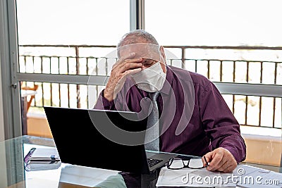 Ê‹Sir typing and working on the home office system in times of pandemic by the Corona virus. He works wearing a shirt and tie with Stock Photo