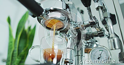 Skarvlös filmslinga : kaffespresso-maskin för perfekt extrahering från butomonfritt portafilter arkivfilmer Skarvlös filmslinga : kaffespresso-maskin för perfekt extrahering från butomonfritt portafilter arkivfilmer