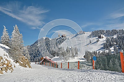 Ski slope in Poiana Brasov resort, Postavaru mountain, Romania Stock Photo