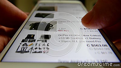 Sluit omhoog de mens die de website van Amazonië voor het kopen van driepoot doorbladeren Sluit omhoog de mens die de website van Amazonië voor het kopen van driepoot doorbladeren